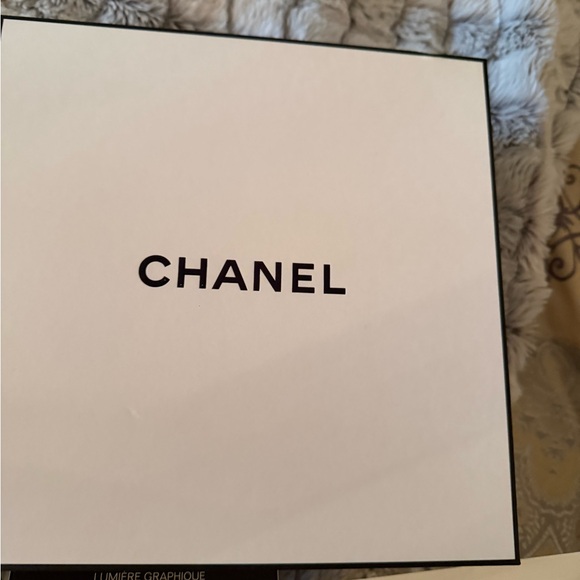 CHANEL Lumière Graphique Eyeshadow Palette - Black and Tan. - Picture 11 of 11